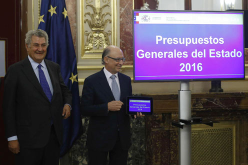 4/08/2015. El ministro Montoro entrega el Proyecto de Ley de Presupuestos Generales para el año 2016, al presidente del Congreso de los Diputados, ...