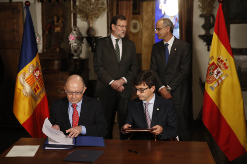 Cristóbal Montoro y su homólogo andorrano durante la firma de un acuerdo (Foto: Pool Moncloa)