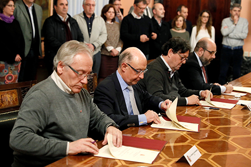 Cristóbal Montoro junto a los representantes de los sindicatos