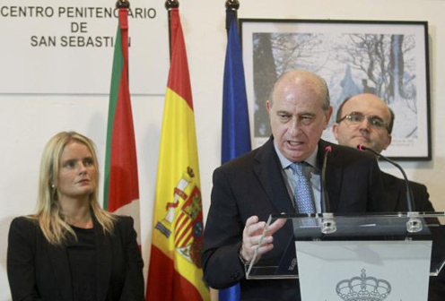 El ministro del Interior, Jorge Fernández Díaz y la presidenta de la Fundación Víctimas del Terrorismo, Mari Mar Blanco . (EFE)