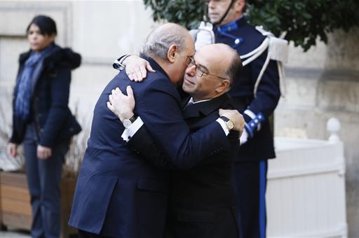 11/01/2015. El ministro del Interior, Jorge Fernández Díaz, saluda a su homólogo francés, Bernard Cazeneuve, a su llegada a París