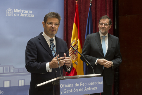 El ministro de Justicia durante su intervención en la ORA. Al lado el presidente del Gobierno. (Foto archivo)