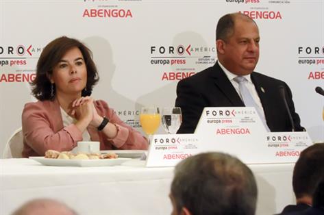 Sáenz de Santamaría presenta al presidente de Costa Rica en el Foro América