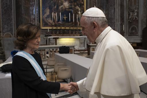 La vicepresidenta del Gobierno en funciones, Carmen Calvo, saluda al papa Francisco.