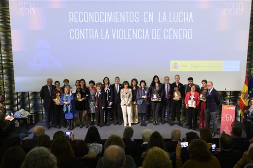 Foto de familia tras la entrega de los reconocimientos contra la violencia de género