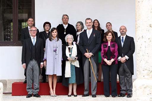 Carmen Calvo junto a la premiada, los reyes, el ministro de Cultura y otras autoridades