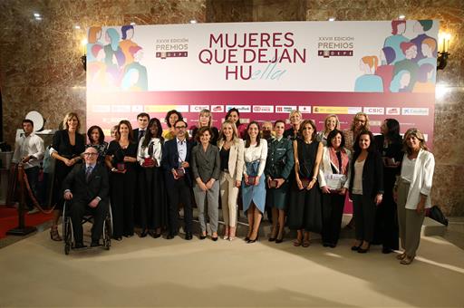 Foto de familia de Carmen Calvo, en el acto de entrega de los Premios FEDEPE 