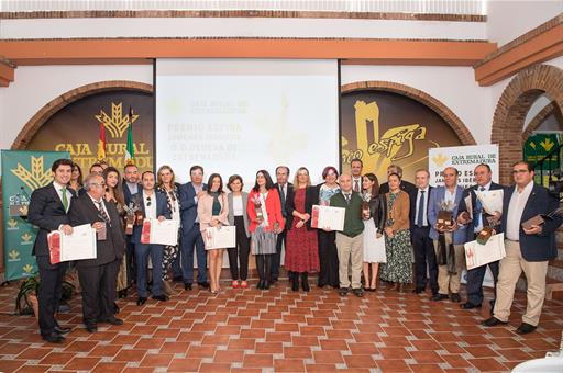Carmen Calvo junto a los premiados con la Espiga de la Denominación de Origen Dehesa de Extremadura