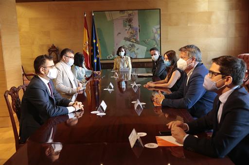 Carmen Calvo y Carolina Darias junto a los representantes de Ciudadanos Carmen Calvo y Carolina Darias junto a los representantes de Ciudadanos