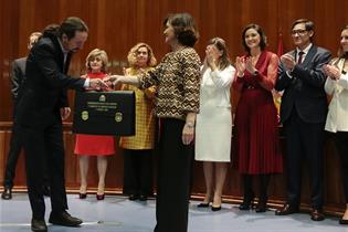 Carmen Calvo traspasa la cartera a Pablo Iglesias