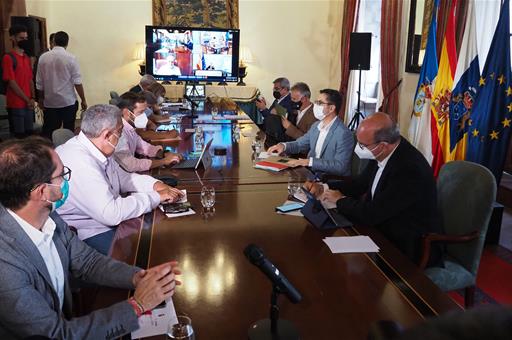 Félix Bolaños junto a los miembros de la comisión