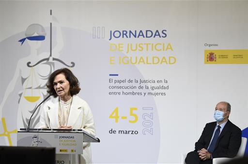 La vicepresidenta Carmen Calvo interviene en el acto, en presencia del ministro de Justicia, Juan Carlos Campo