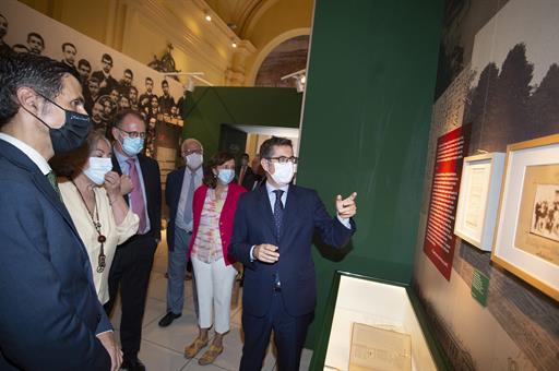 El ministro Félix Bolaños, durante su visita a la exposición