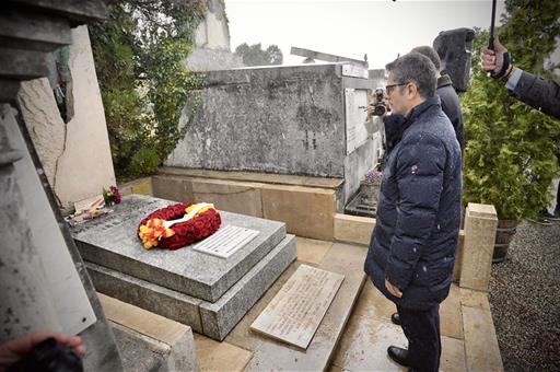 El ministro Félix Bolaños ante la tumba de Manuel Azaña en Montauban (Francia)