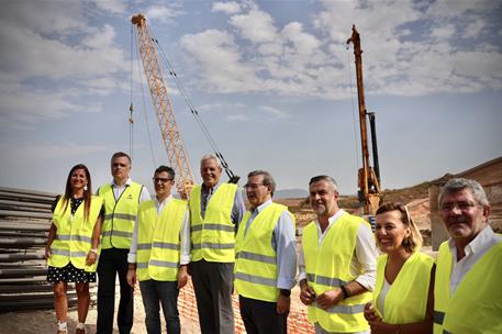 Félix Bolaños junto a otras autoridades durante su visita a las obras