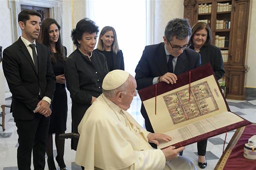 13/06/2022. Private audience of Minister Félix Bolaños with Pope Francis. Minister Félix Bolaños presents Pope Francis with an illuminated c...