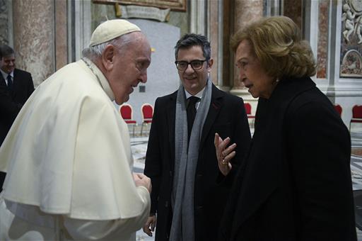 5/01/2023. La reina doña Sofía y el ministro Félix Bolaños trasladan las condolencias de España a la comunidad católica en el funeral de Benedicto XVI