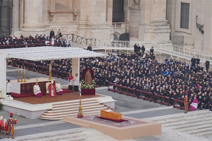 Funeral del papa Benedicto XVI en la plaza San Pedro del Vaticano
