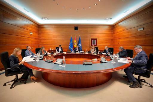 Félix Bolaños junto a los asistentes a la reunión