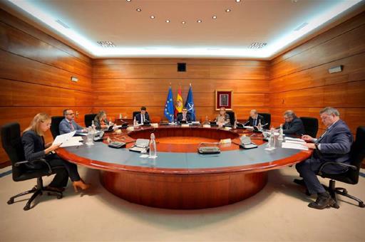 Félix Bolaños junto a los asistentes a la reunión