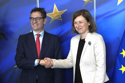 El ministro Félix Bolaños y la vicepresidenta de la Comisión Europea Věra Jourová