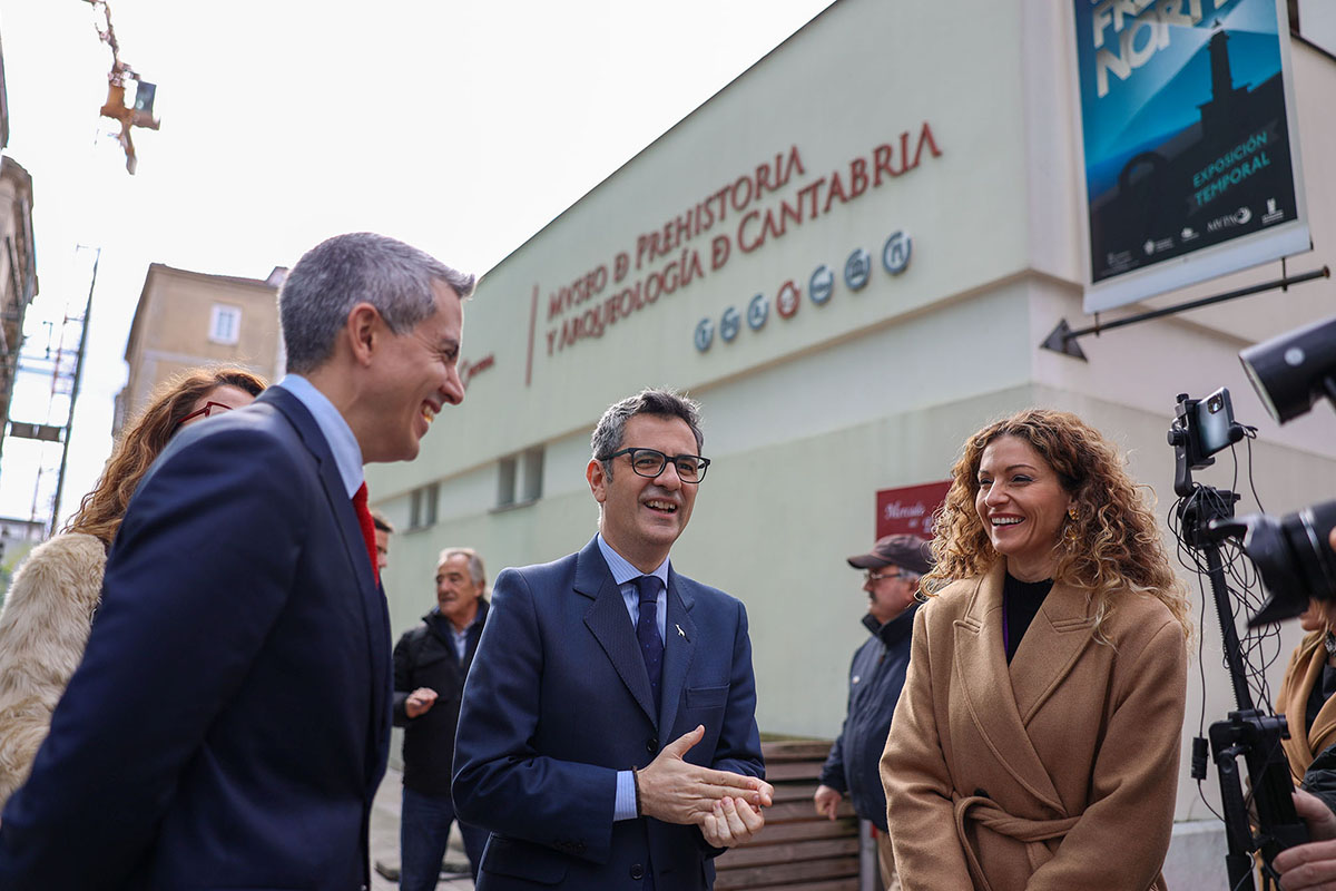 Félix Bolaños durante su visita al Museo de Prehistoria y Arqueología de Cantabria 