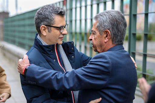 El ministro de la Presidencia, Relaciones con las Cortes y Memoria Democrática, Félix Bolaños, y el presidente de Cantabria, Mig