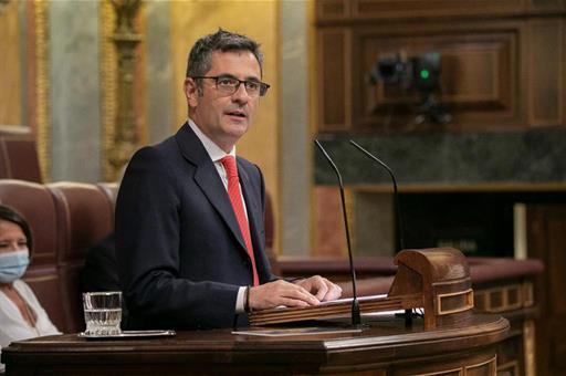 El ministro Félix Bolaños, en la tribuna del Congreso