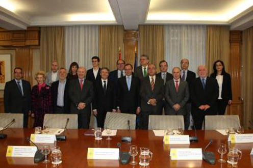 El ministro Alonso presidiendo la constitución del Foro Profesional (Ministerio)
