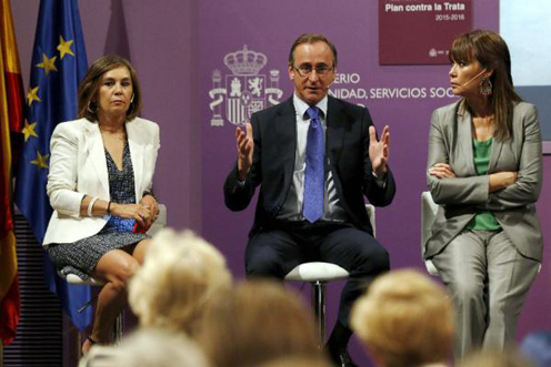 El ministro Alfonso Alonso, junto a la escritora Charo Izquierdo y la directora de cine Mabel Lozano. (EFE)