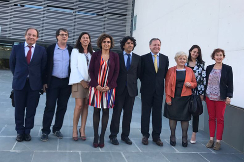 La ministra posa junto a responsables de su departamento y del centro