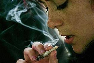 Adolescente fumando un porro