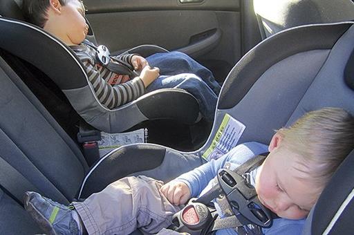 Niños viajando en un coche