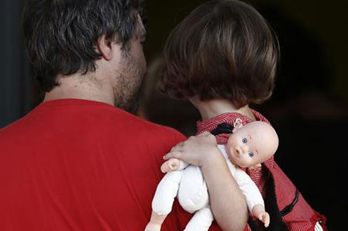Padre con un niño en brazos