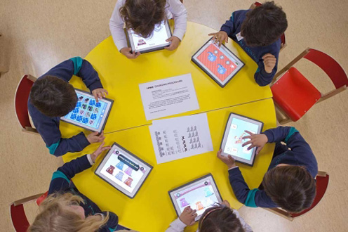 Mesa de colegio con niños