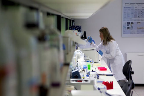 Mujer trabajando en un laboratorio (Foto: Archivo)