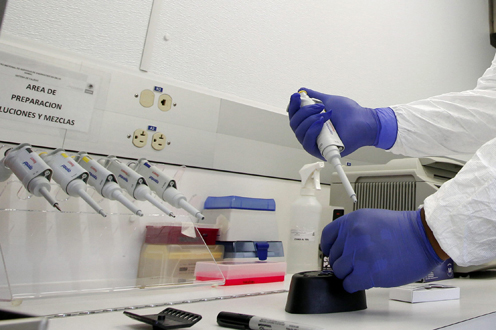 Foto de un laboratorio investigando nuevos medicamentos (Archivo)