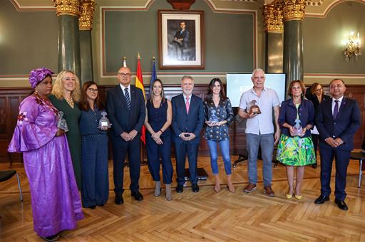 El ministro de Política Territorial y Memoria Democrática. Ángel Víctor Torres, junto a los galardonados.
