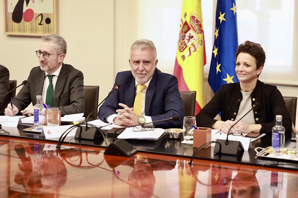 El ministro de Política Territorial y Memoria Democrática, Ángel Víctor Torres, durante la reunión con los delegados del Gobiern