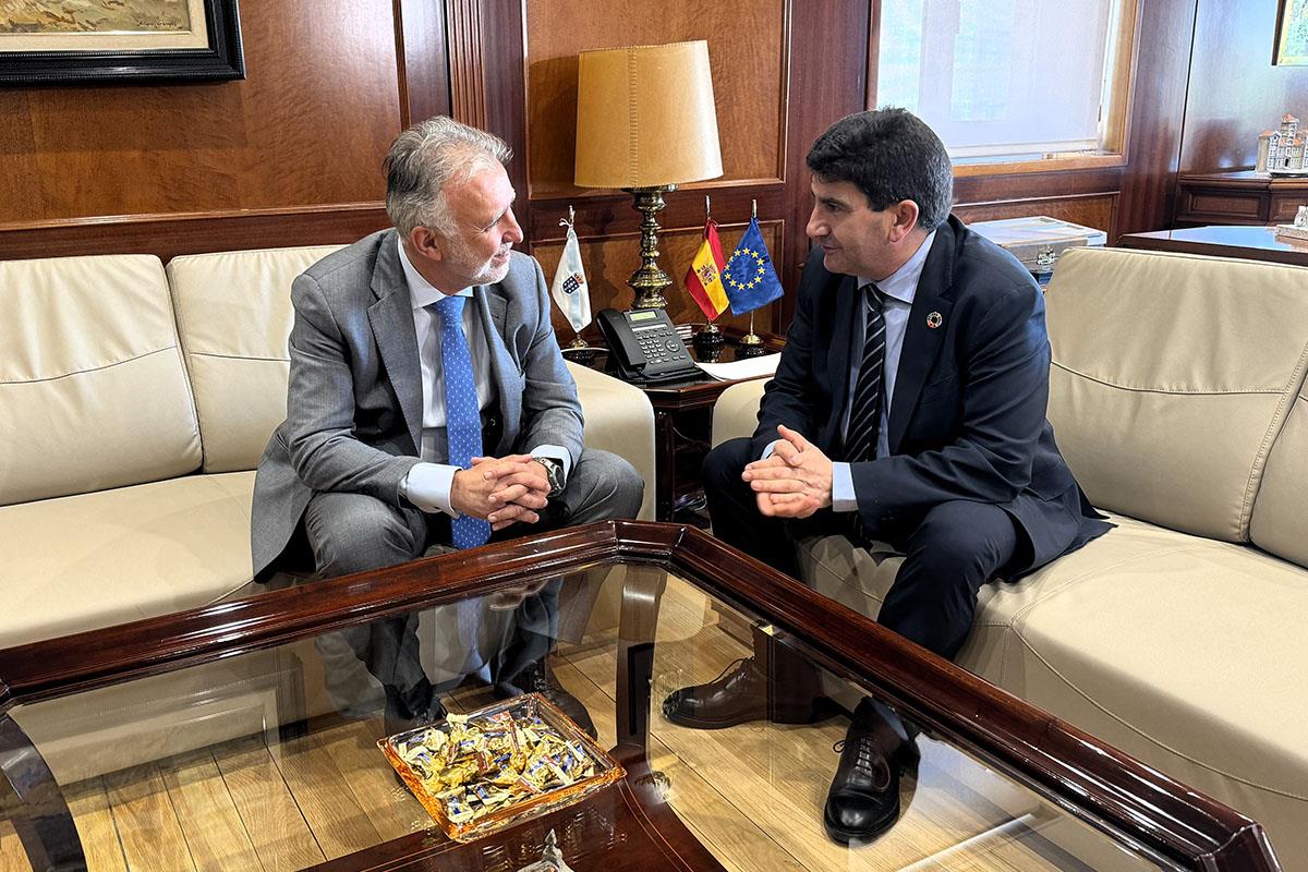 El ministro de Política Territorial y Memoria Democrática y el delegado del Gobierno en Galicia