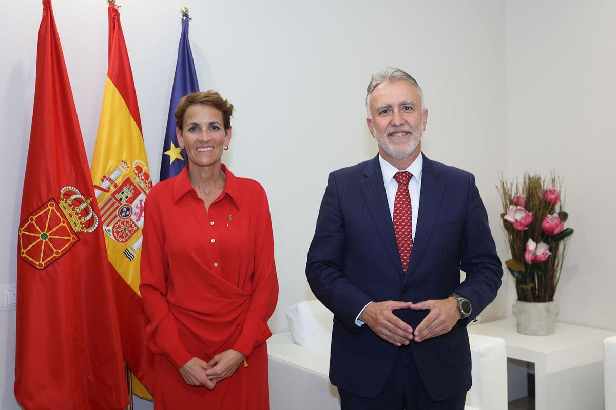 El ministro de Política Territorial y Memoria Democrática, Ángel Víctor Torres, junto a la presidenta de la Comunidad Foral