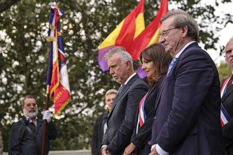 El ministro de Política Territoral y Memoria Democrática junto a la alcaldesa de París durante el homenaje
