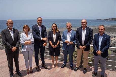 26/07/2024. 260724-la-palma. El ministro de Política Territorial y Memoria Democrática, Ángel Víctor Torres, junto a las autoridades de la isla.
