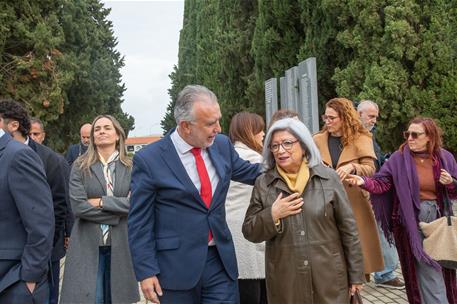 El ministro en la visita a la fosa
