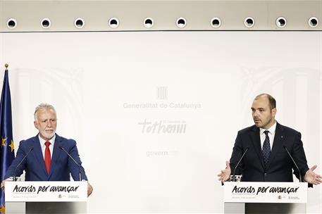 El ministro de Política Territorial y Memoria Democrática, Ángel Víctor Torres, y el conseller de Presidencia, Albert Dalmau 