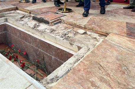 Sepultura con claveles rojos de homenaje a víctimas de la Guerra de España