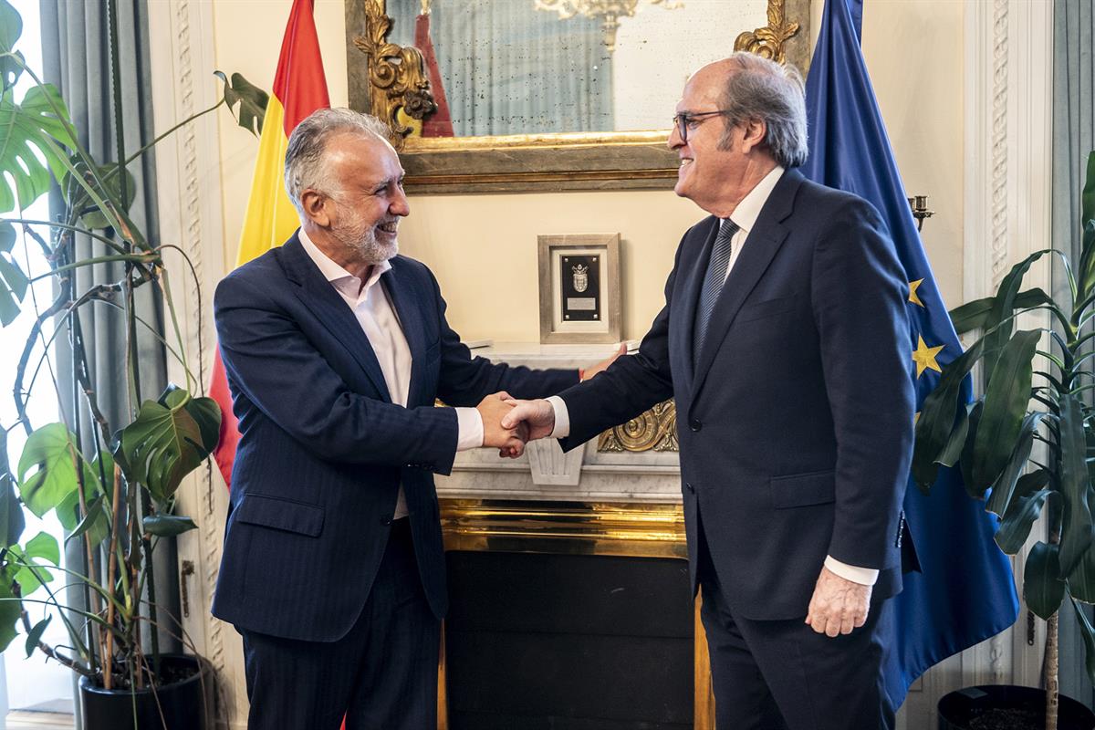 El ministro de Política Territorial y Memoria Democrática, Ángel Víctor Torres, con el Defensor del Pueblo, Ángel Gabilondo.