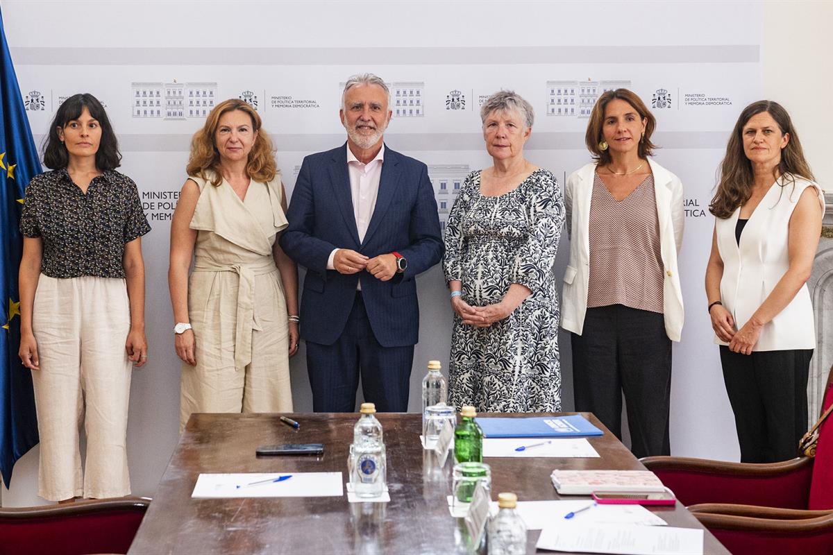 El ministro Ángel Víctor Torres, con representantes de Save the Children, ACNUR y Plataforma de Infancia