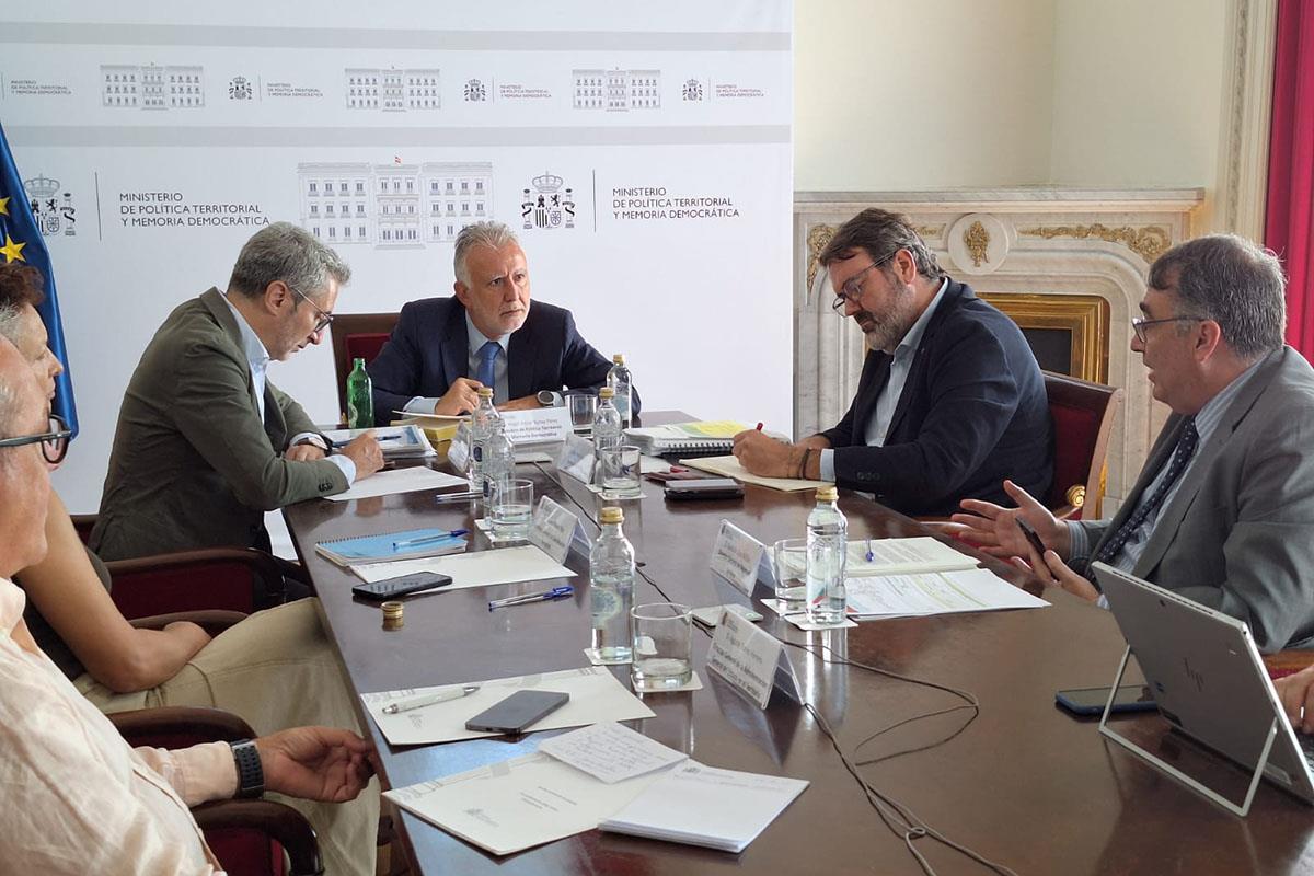 El ministro de Política Territorial y Memoria Democrática, Ángel Víctor Torres, junto a algunos de los asistentes a la reunión.