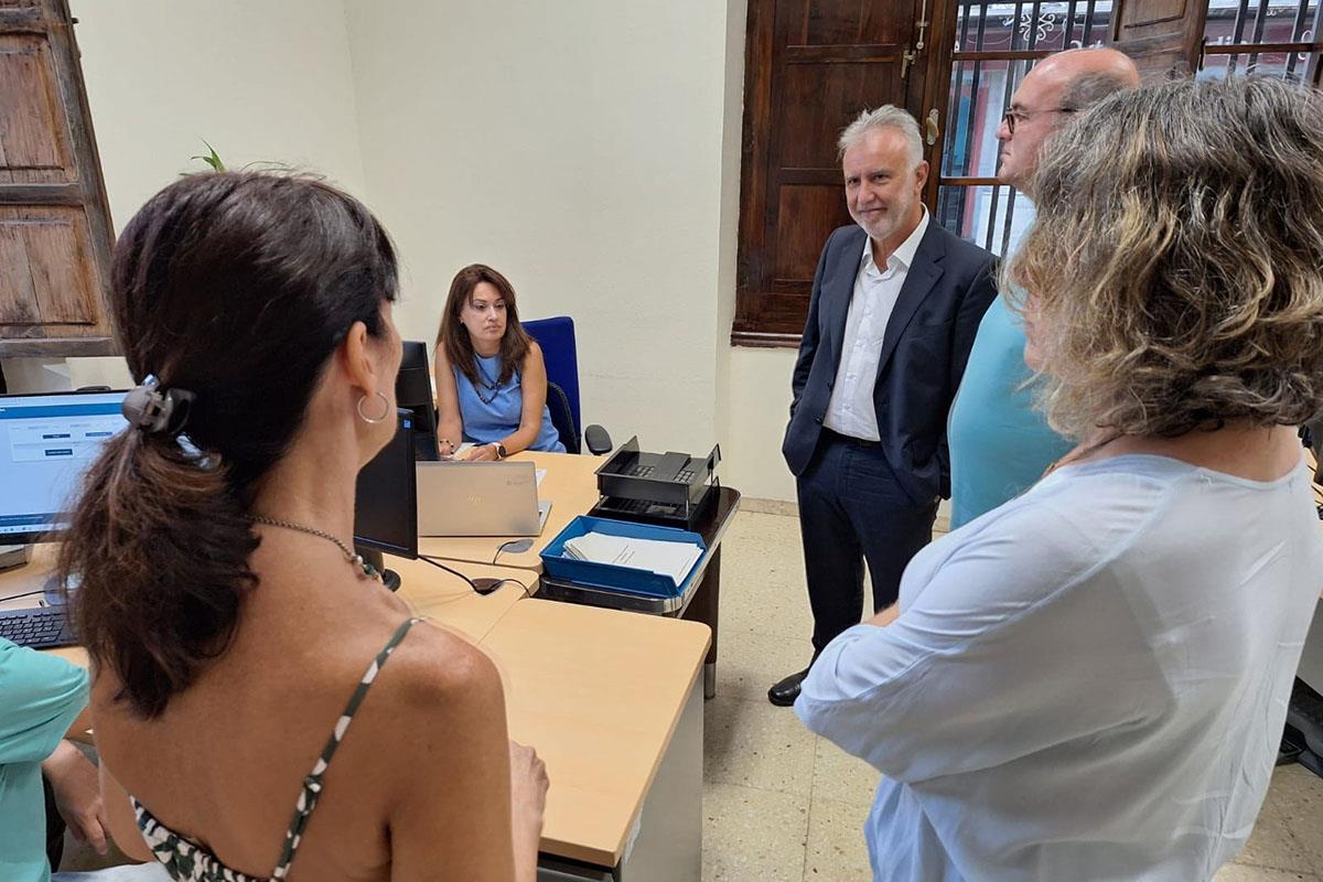 El ministro de Política Territorial y Memoria Democrática, Ángel Víctor Torres, durante la visita a la Oficina de Extranjería